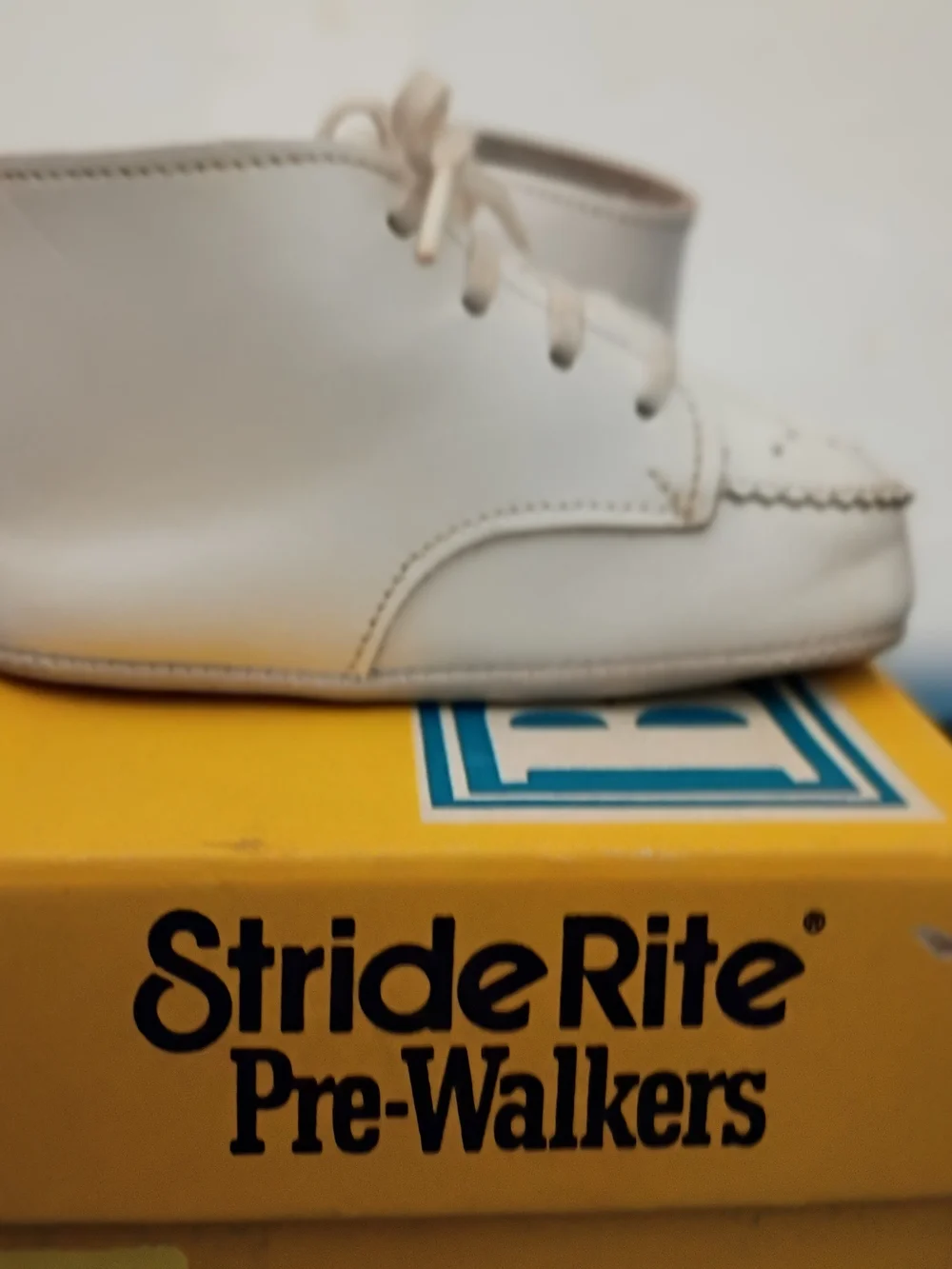 Stride Rite White Leather Scalloped Pre-Walkers Size 2